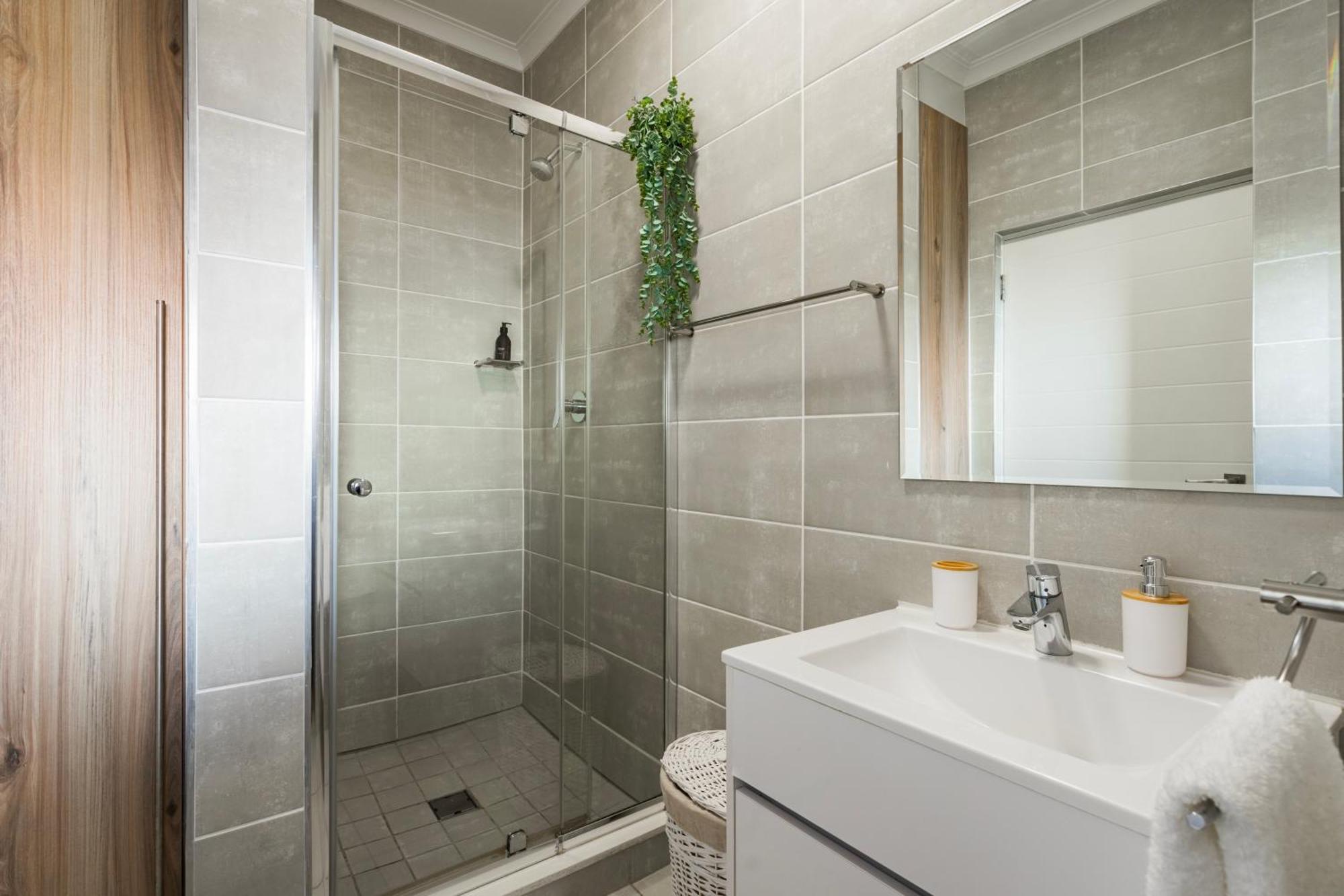 Hills Getaway- Stylish 1-bedroom Escape *